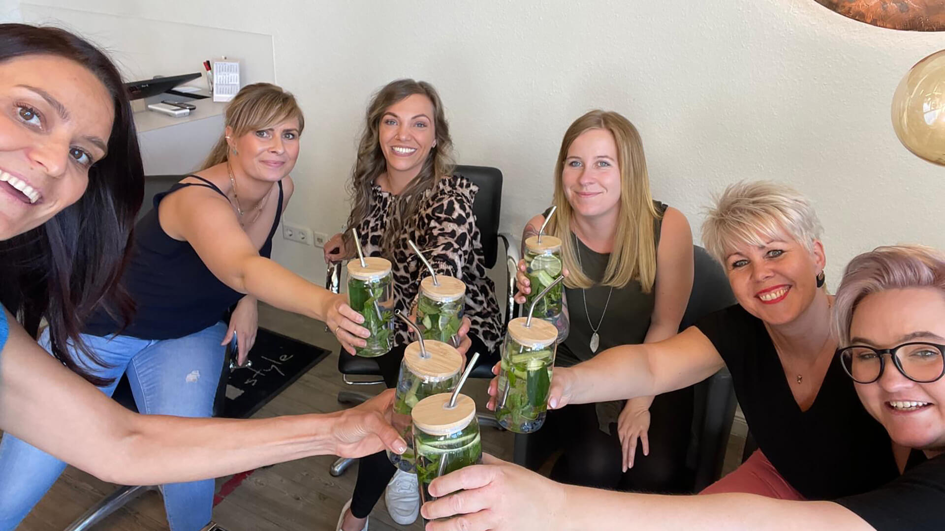 lachendes team bei prokopf beim anstossen